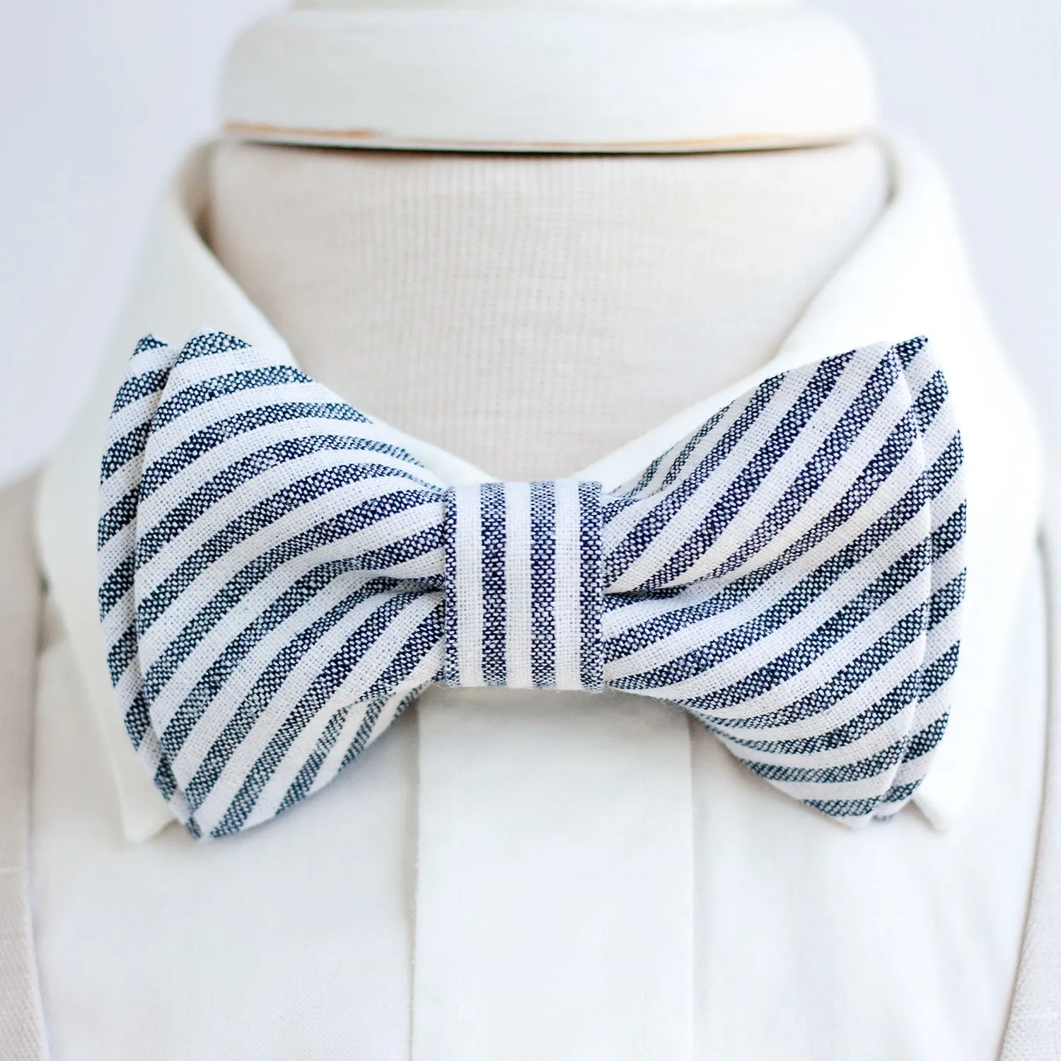 Men's Pre-Tied Bow Tie / Navy Linen Stripe