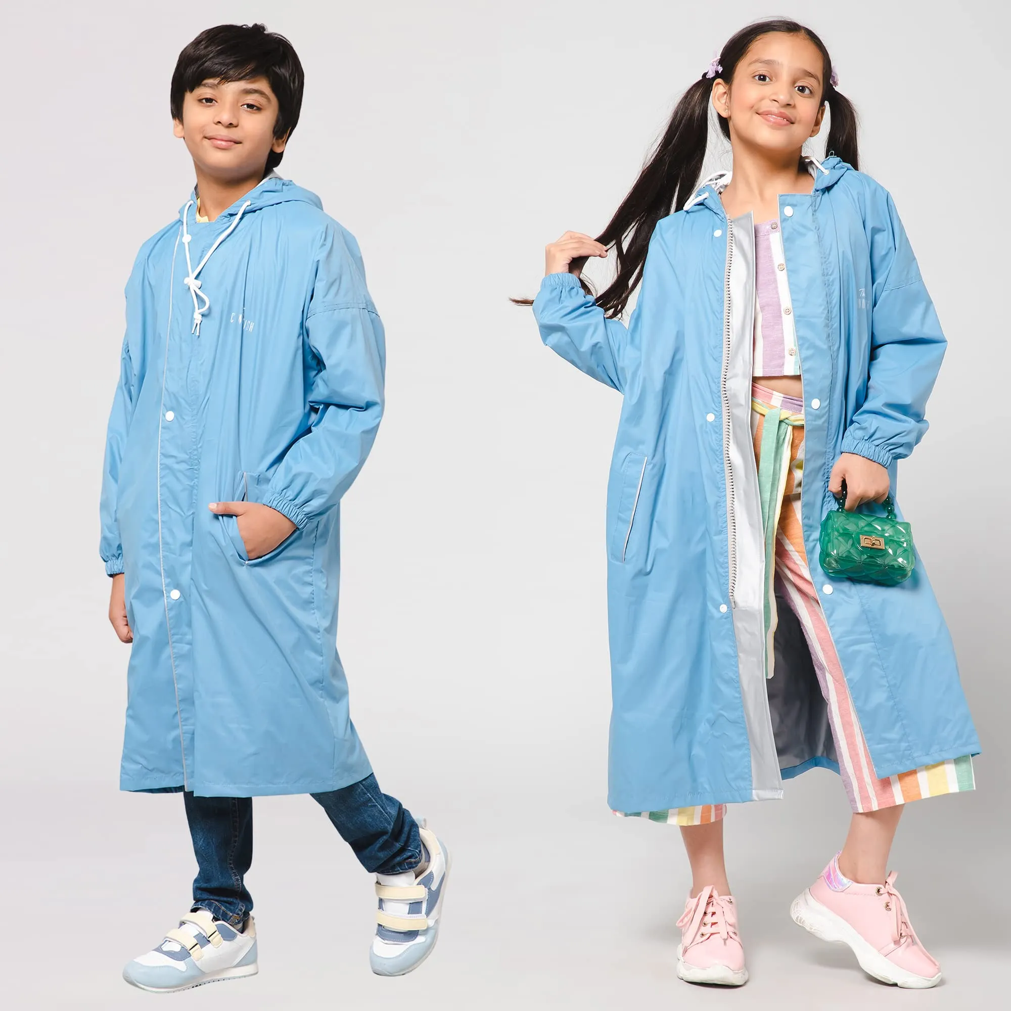 THE CLOWNFISH Cloud Chaser Series Kids Raincoat Waterproof Polyester Double Coating Reversible Longcoat with Hood and Reflector Logo at Back. Printed Plastic Pouch. Kid Age-7-8 years (Skyblue)